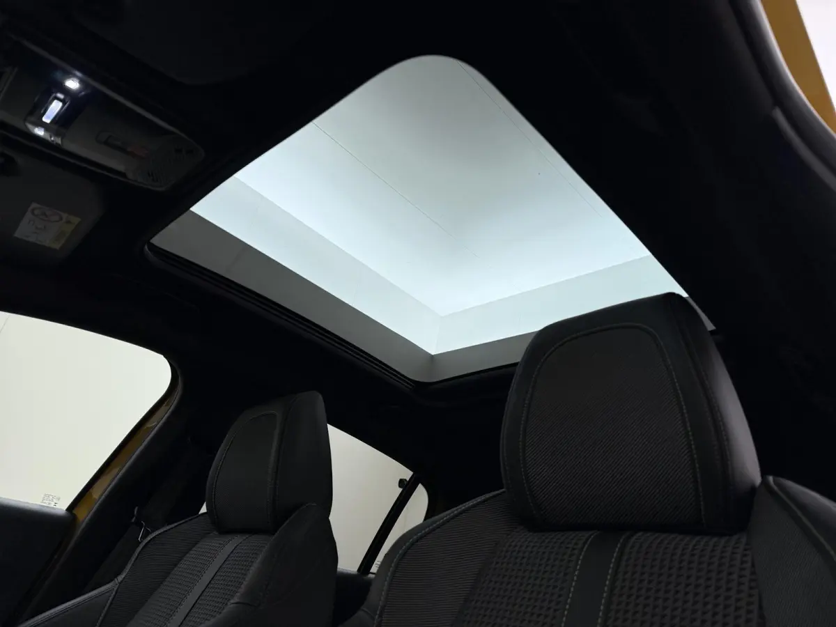 GT 136pk 50 kWh | Accu 95% | Navigatie | Panorama dak | Automatische airco | Camera achter | Parkeersensoren | 3D i-Cockpit | Lichtmetalen velgen | Full LED koplampen | Apple Carplay en Andr