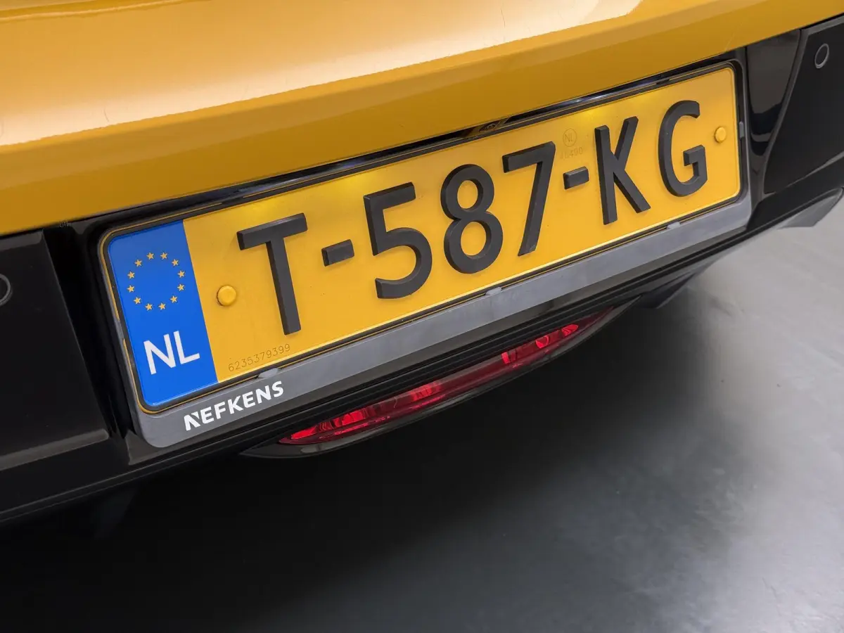 GT 136pk 50 kWh | Accu 95% | Navigatie | Panorama dak | Automatische airco | Camera achter | Parkeersensoren | 3D i-Cockpit | Lichtmetalen velgen | Full LED koplampen | Apple Carplay en Andr