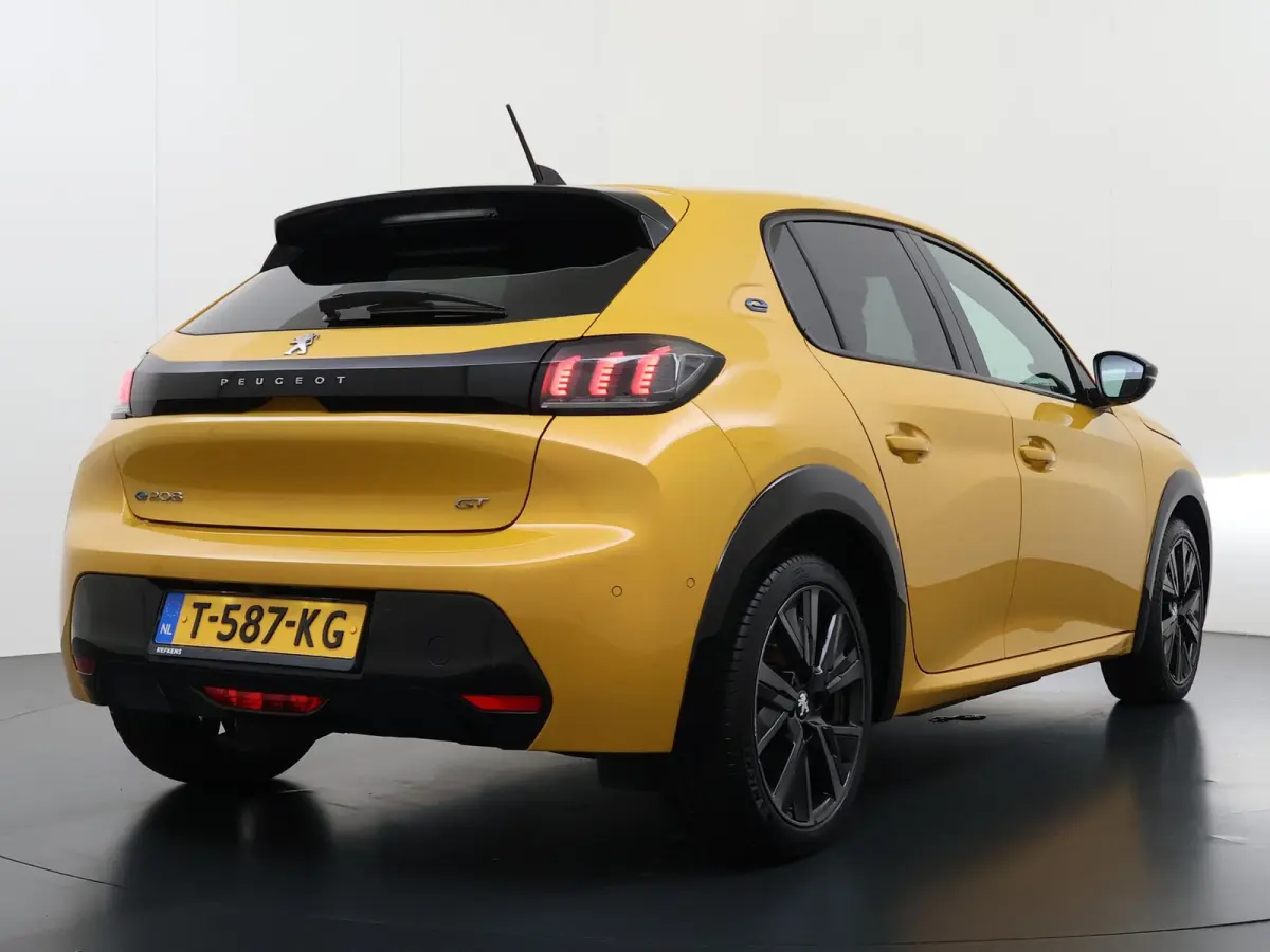 GT 136pk 50 kWh | Accu 95% | Navigatie | Panorama dak | Automatische airco | Camera achter | Parkeersensoren | 3D i-Cockpit | Lichtmetalen velgen | Full LED koplampen | Apple Carplay en Andr
