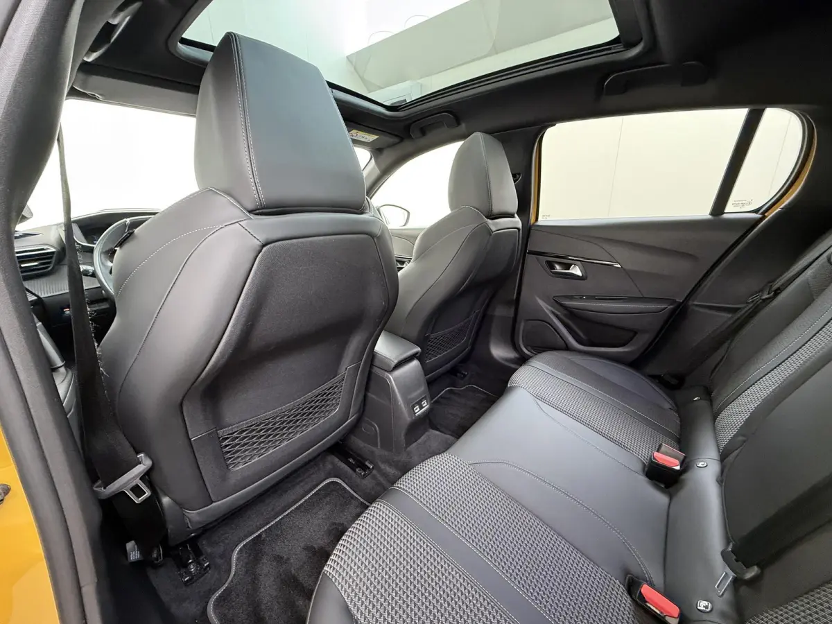 GT 136pk 50 kWh | Accu 95% | Navigatie | Panorama dak | Automatische airco | Camera achter | Parkeersensoren | 3D i-Cockpit | Lichtmetalen velgen | Full LED koplampen | Apple Carplay en Andr