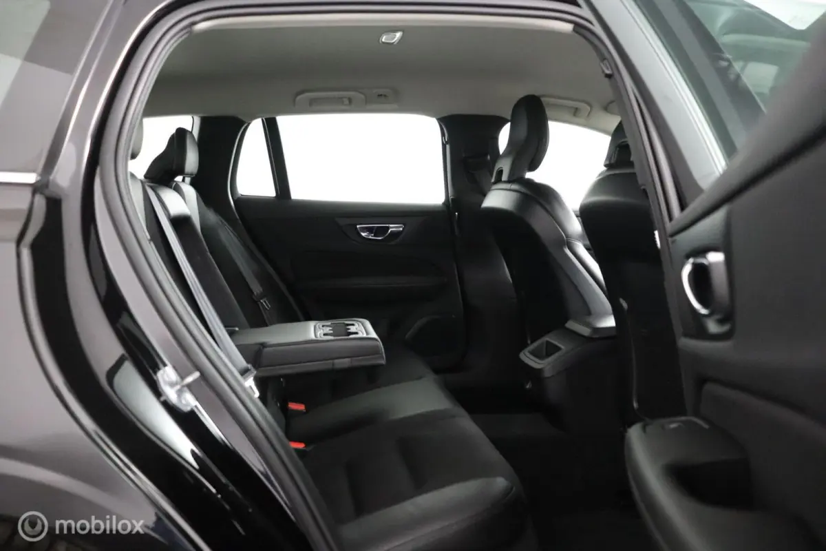 2.0 T5 Momentum | Trekhaak | Parkeersensoren Achter | Cruise Control|Climate Control Navigatie