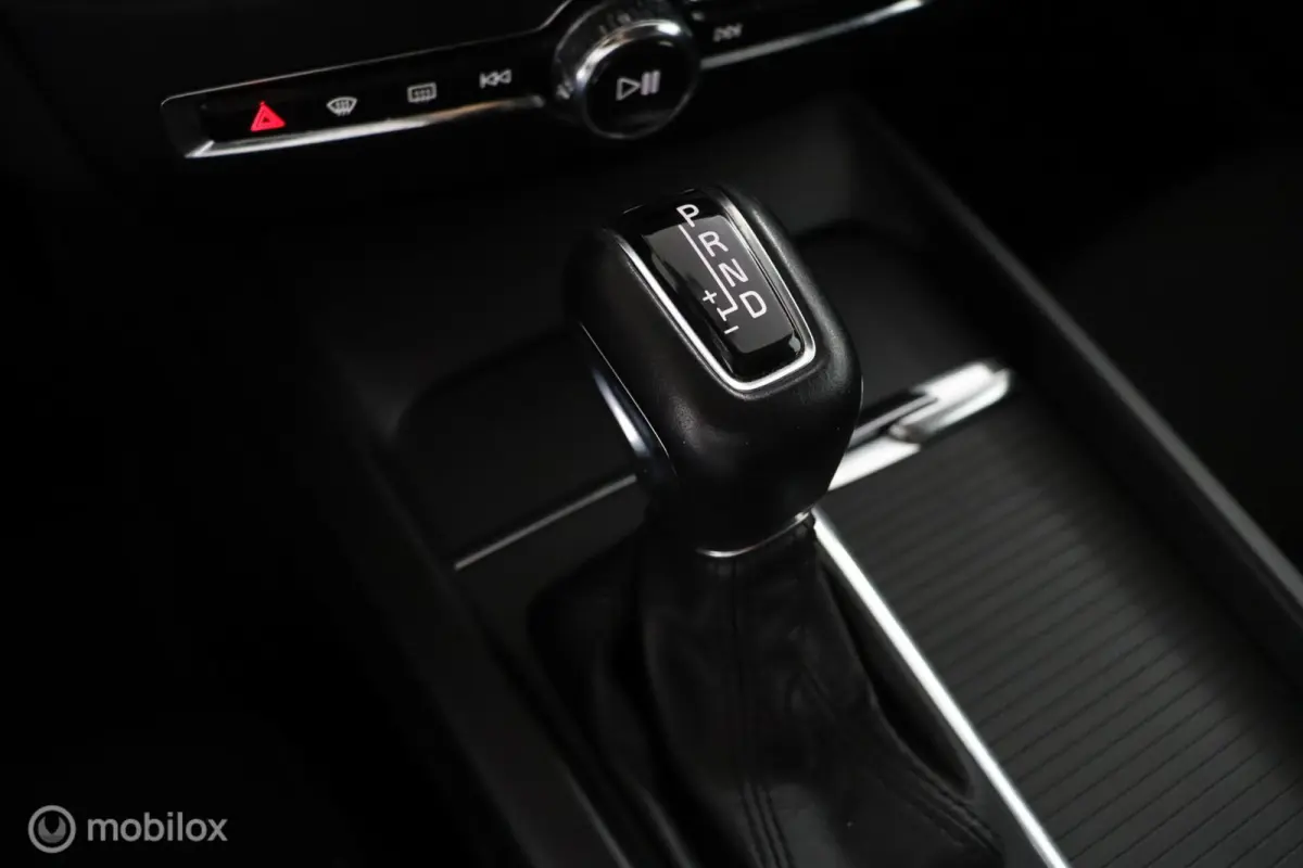 2.0 T5 Momentum | Trekhaak | Parkeersensoren Achter | Cruise Control|Climate Control Navigatie