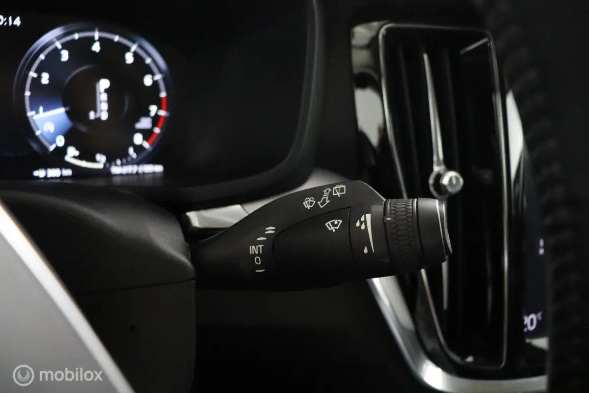 2.0 T5 Momentum | Trekhaak | Parkeersensoren Achter | Cruise Control|Climate Control Navigatie