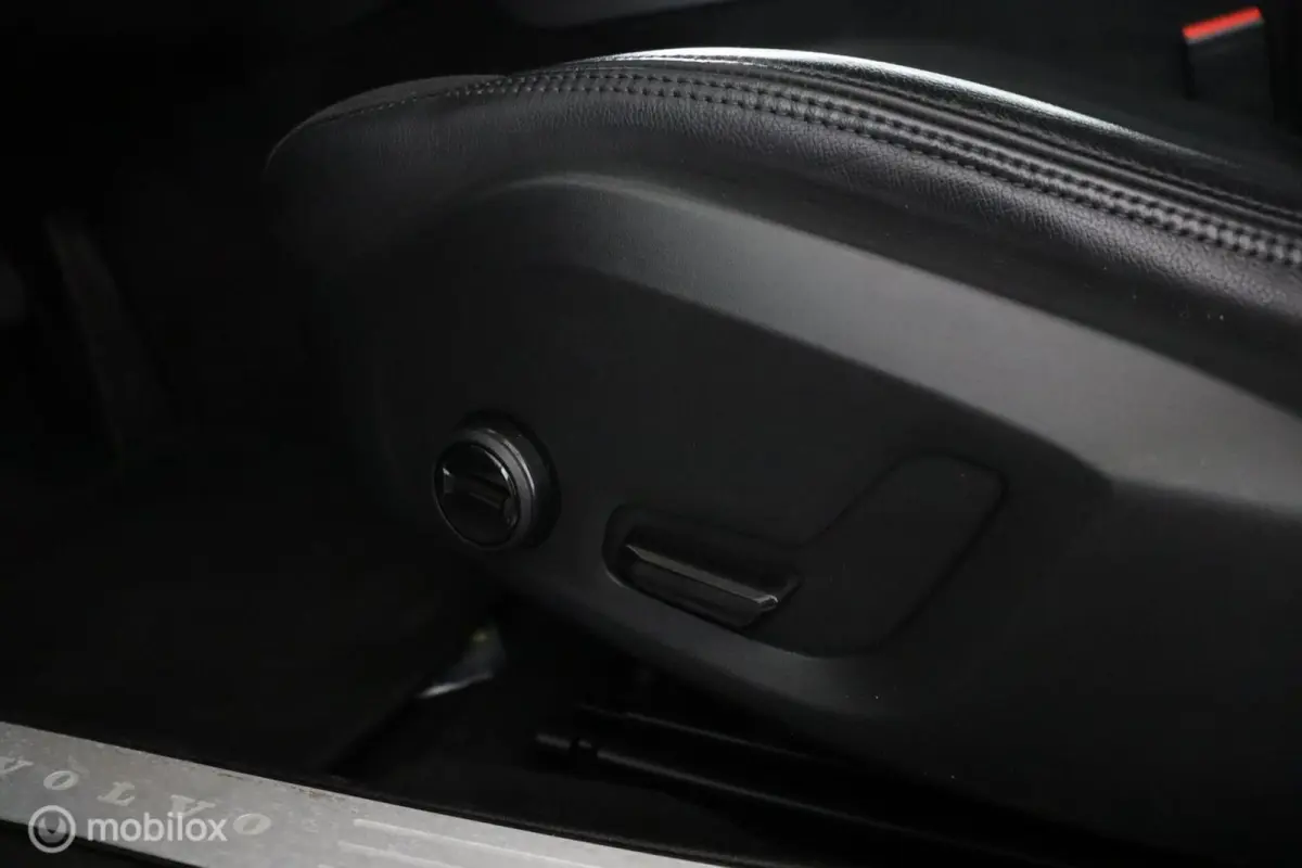 2.0 T5 Momentum | Trekhaak | Parkeersensoren Achter | Cruise Control|Climate Control Navigatie