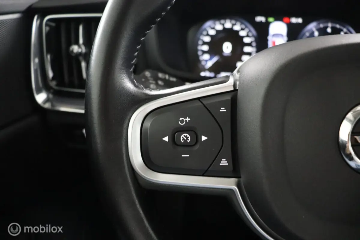 2.0 T5 Momentum | Trekhaak | Parkeersensoren Achter | Cruise Control|Climate Control Navigatie