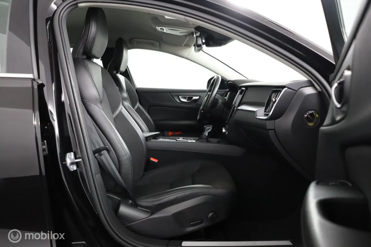 2.0 T5 Momentum | Trekhaak | Parkeersensoren Achter | Cruise Control|Climate Control Navigatie