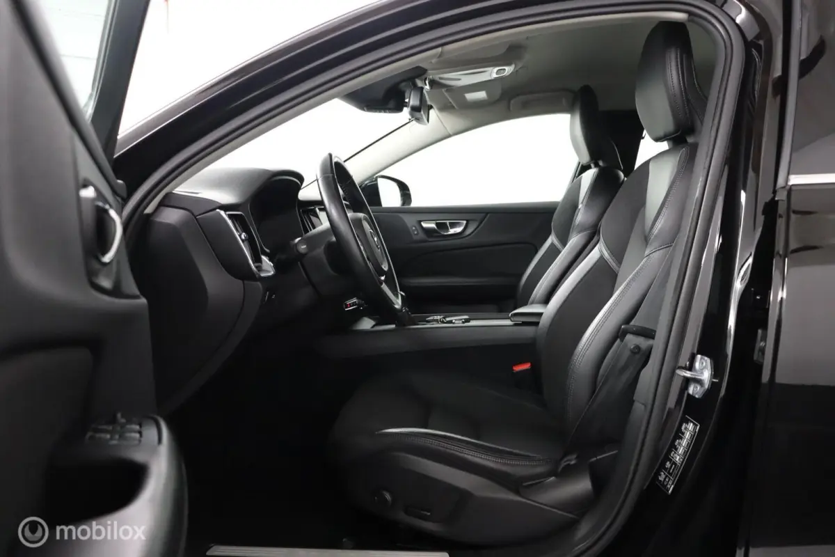 2.0 T5 Momentum | Trekhaak | Parkeersensoren Achter | Cruise Control|Climate Control Navigatie