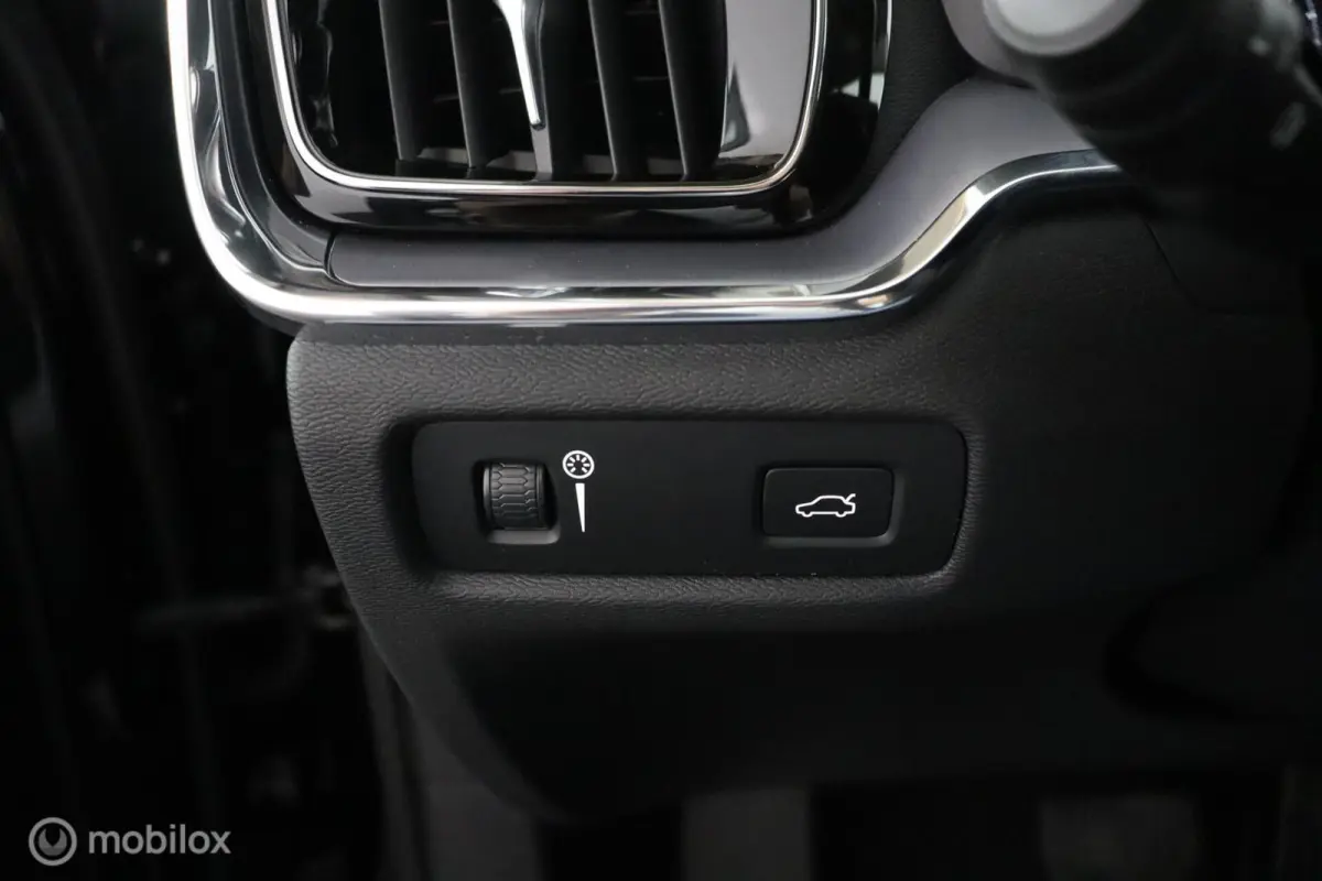 2.0 T5 Momentum | Trekhaak | Parkeersensoren Achter | Cruise Control|Climate Control Navigatie