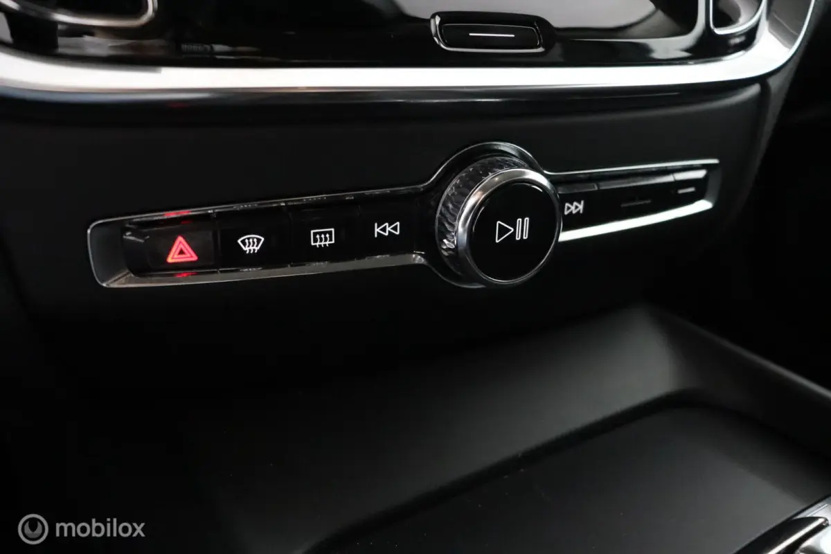 2.0 T5 Momentum | Trekhaak | Parkeersensoren Achter | Cruise Control|Climate Control Navigatie