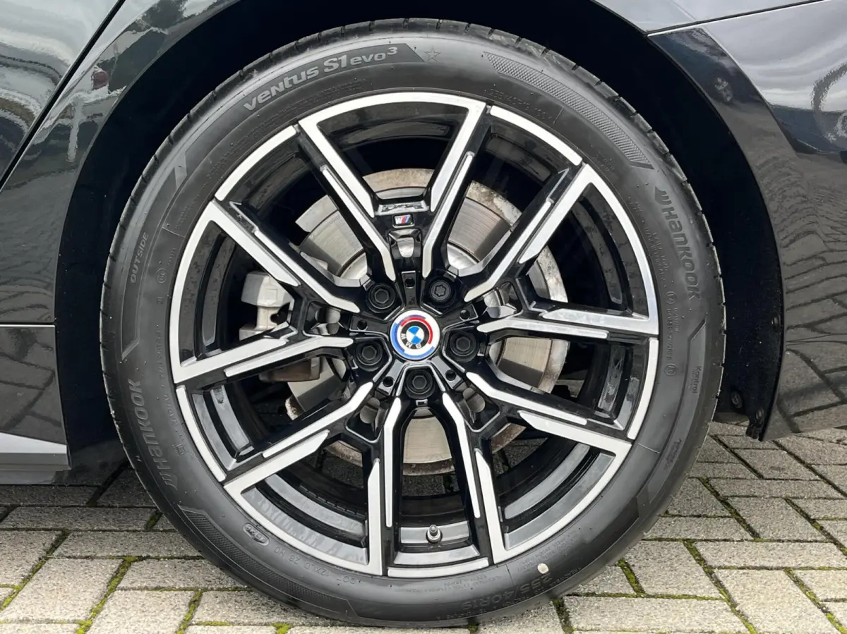 eDrive40 M-SPORT 84 kWh SOH95% LASER+PANO+ACC+H&K+TRE