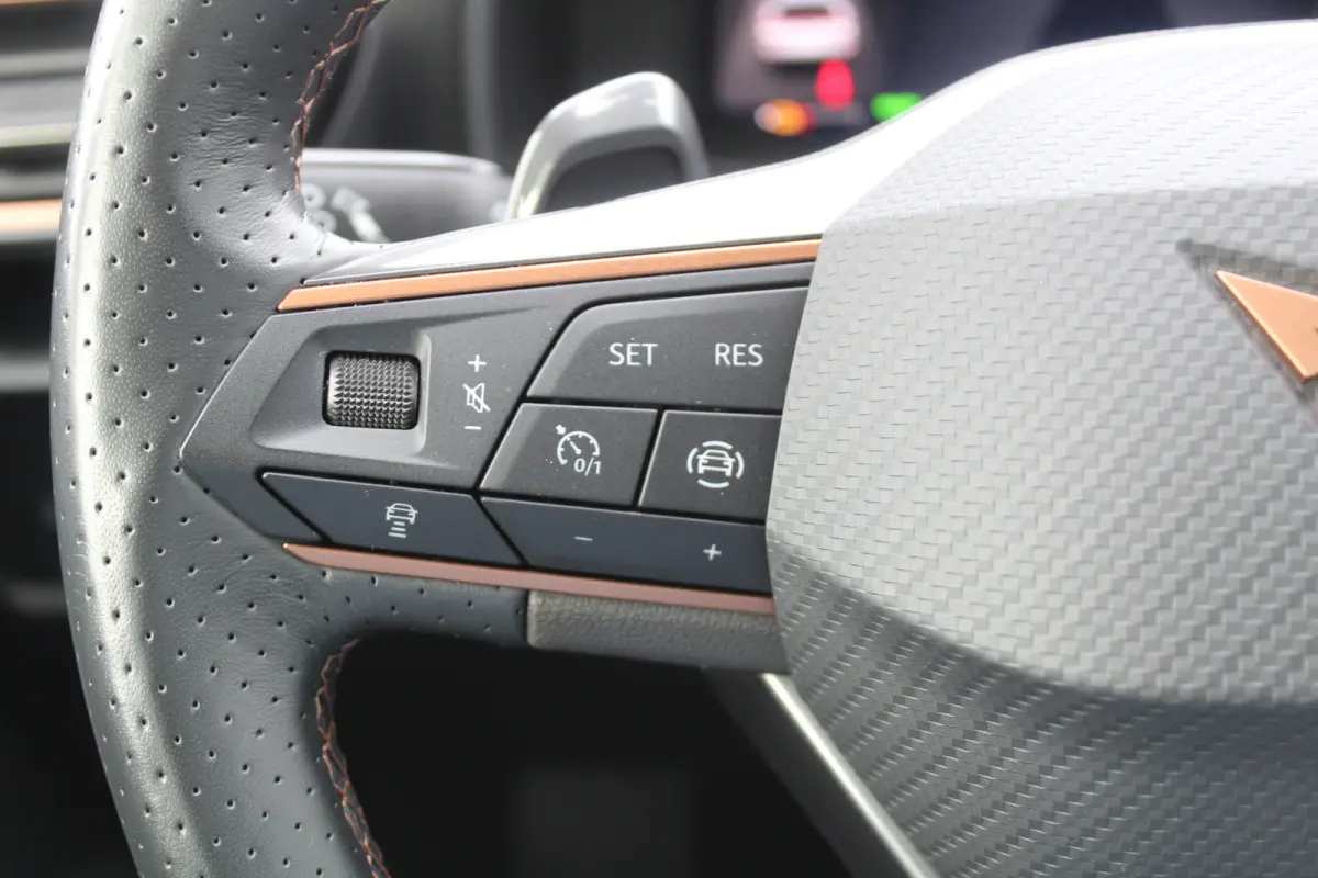 1.4 TSI e-Hybrid Essential l Adaptieve Cruise Control l PDC l Achteruitrijcamera l Stuur- en Stoelverwarming l Keyless l Navi l Clima l Apple Carplay/ Android Auto
