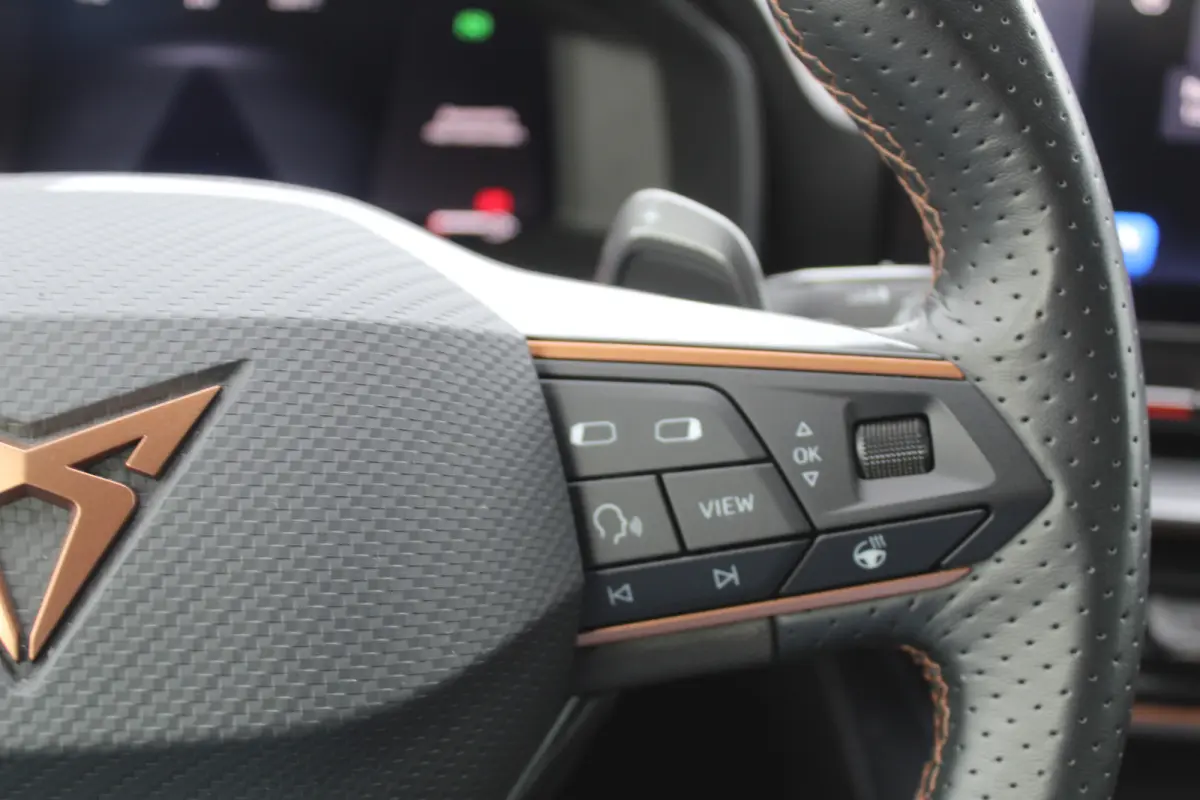 1.4 TSI e-Hybrid Essential l Adaptieve Cruise Control l PDC l Achteruitrijcamera l Stuur- en Stoelverwarming l Keyless l Navi l Clima l Apple Carplay/ Android Auto