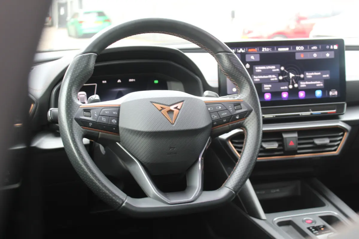 1.4 TSI e-Hybrid Essential l Adaptieve Cruise Control l PDC l Achteruitrijcamera l Stuur- en Stoelverwarming l Keyless l Navi l Clima l Apple Carplay/ Android Auto