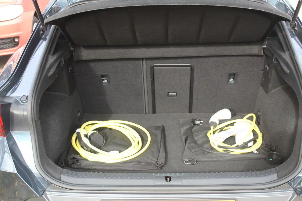 1.4 TSI e-Hybrid Essential l Adaptieve Cruise Control l PDC l Achteruitrijcamera l Stuur- en Stoelverwarming l Keyless l Navi l Clima l Apple Carplay/ Android Auto