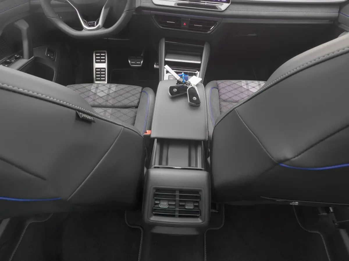 1.5 eHybrid 272 PK R-Line | PANO | 360° | ADAPTIVE | HUD | STOEL- EN STUURVERW. | TREKHAAK
