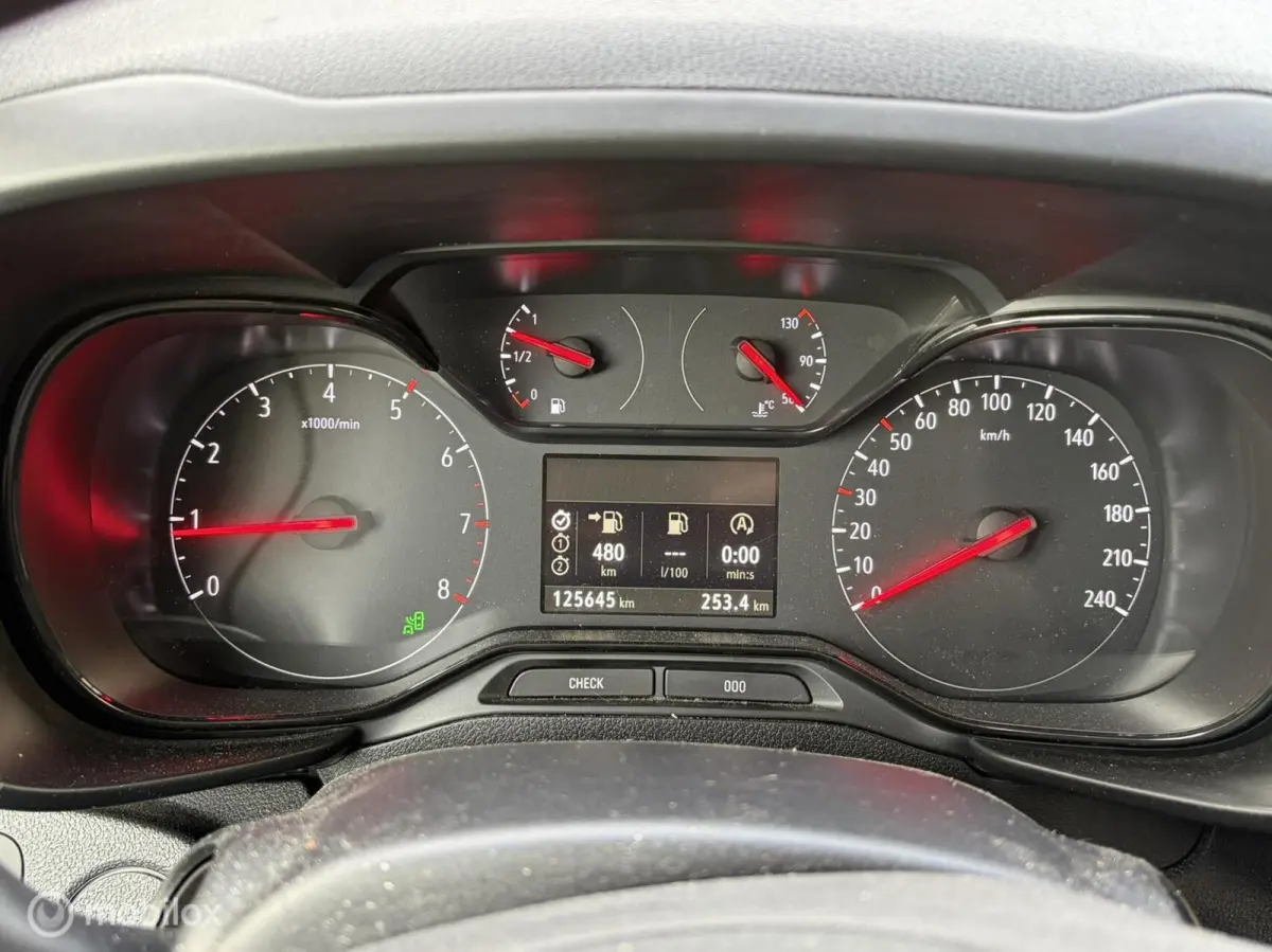 1.5D L2H1 Edition 9.950 ex btw / Lederen bekleding / clima / camera / fm nav
