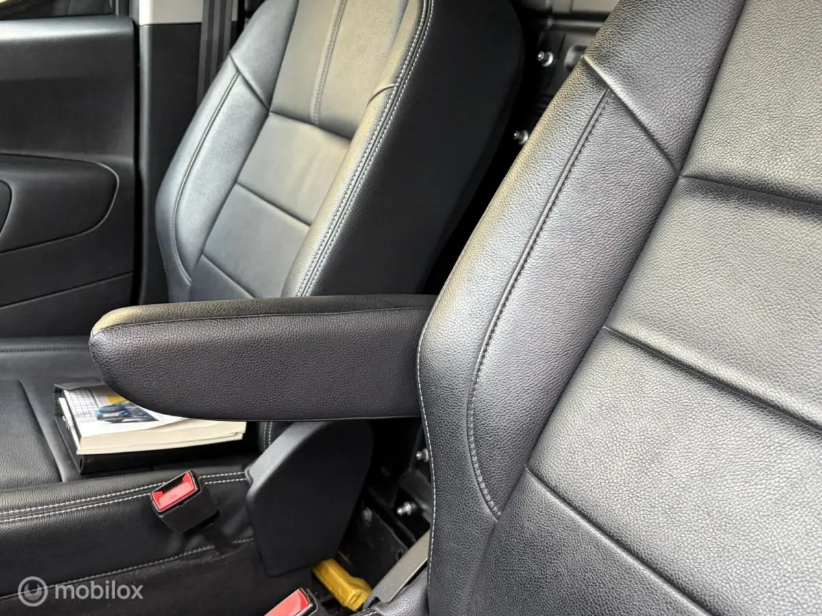 1.5D L2H1 Edition 9.950 ex btw / Lederen bekleding / clima / camera / fm nav