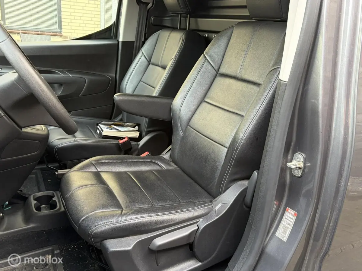 1.5D L2H1 Edition 9.950 ex btw / Lederen bekleding / clima / camera / fm nav