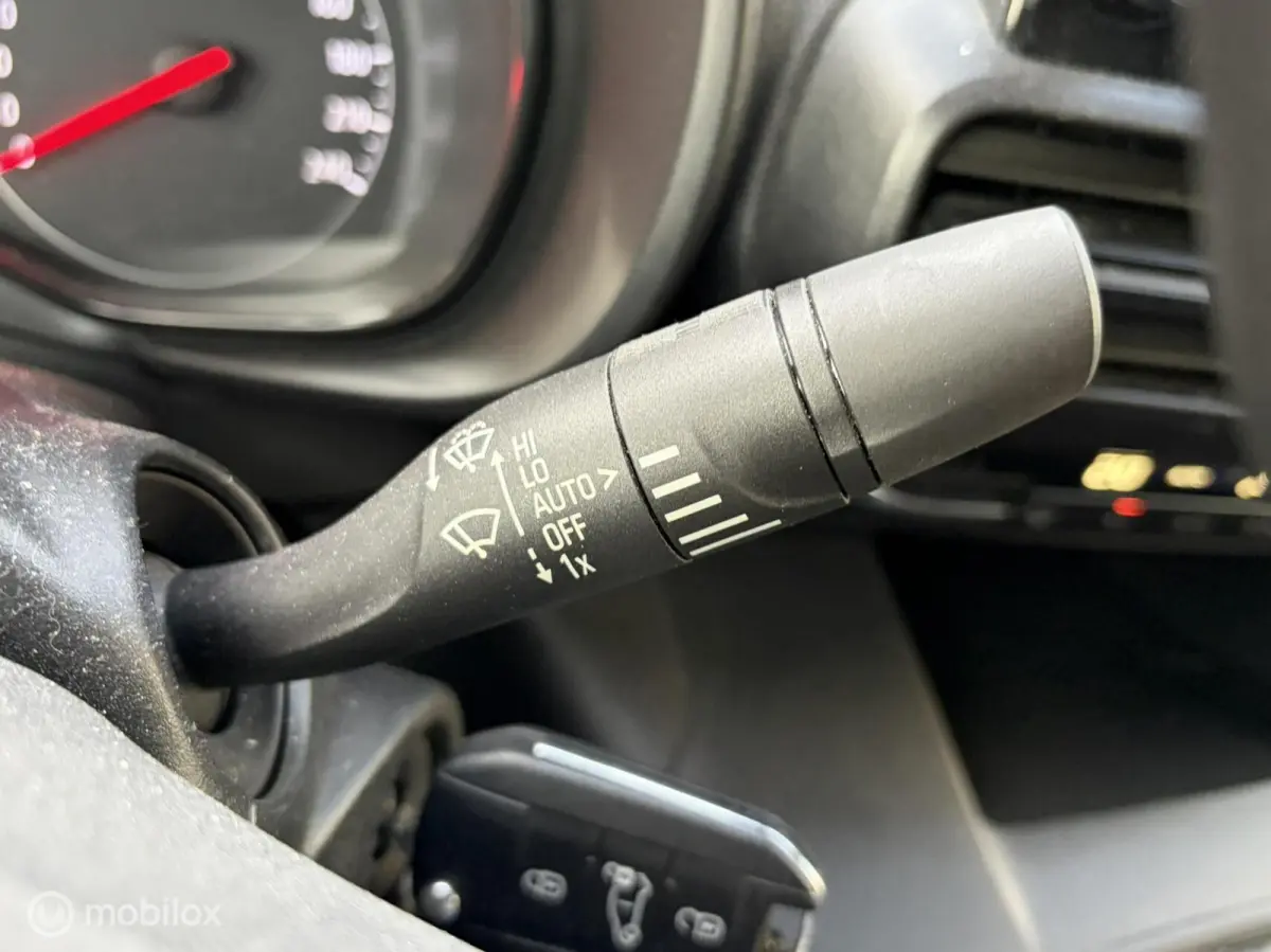 1.5D L2H1 Edition 9.950 ex btw / Lederen bekleding / clima / camera / fm nav