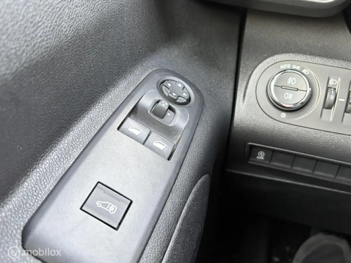 1.5D L2H1 Edition 9.950 ex btw / Lederen bekleding / clima / camera / fm nav