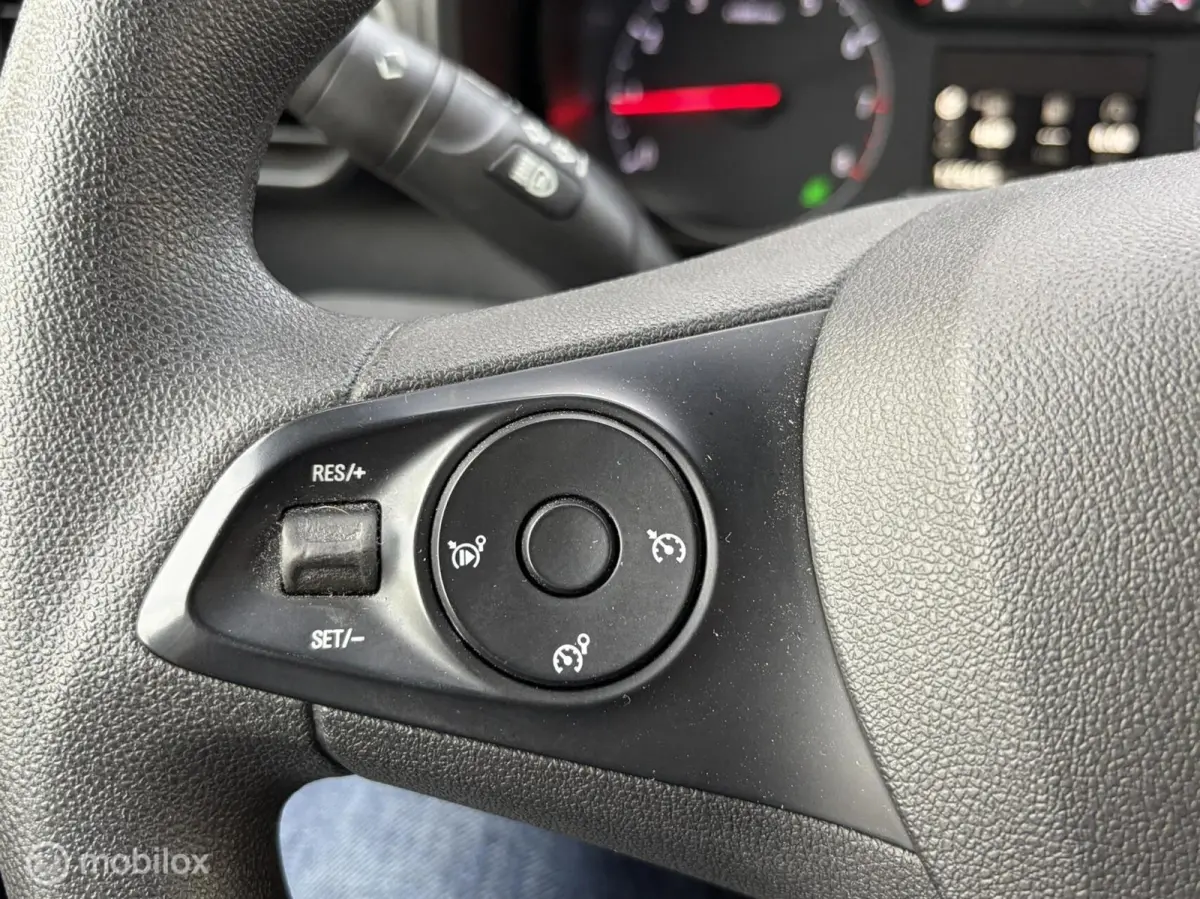 1.5D L2H1 Edition 9.950 ex btw / Lederen bekleding / clima / camera / fm nav