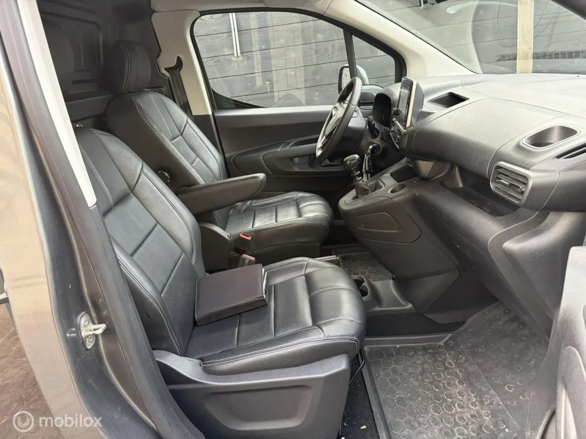 1.5D L2H1 Edition 9.950 ex btw / Lederen bekleding / clima / camera / fm nav