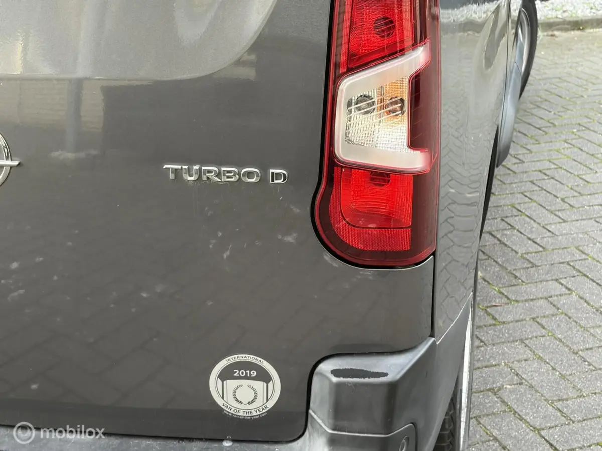 1.5D L2H1 Edition 9.950 ex btw / Lederen bekleding / clima / camera / fm nav