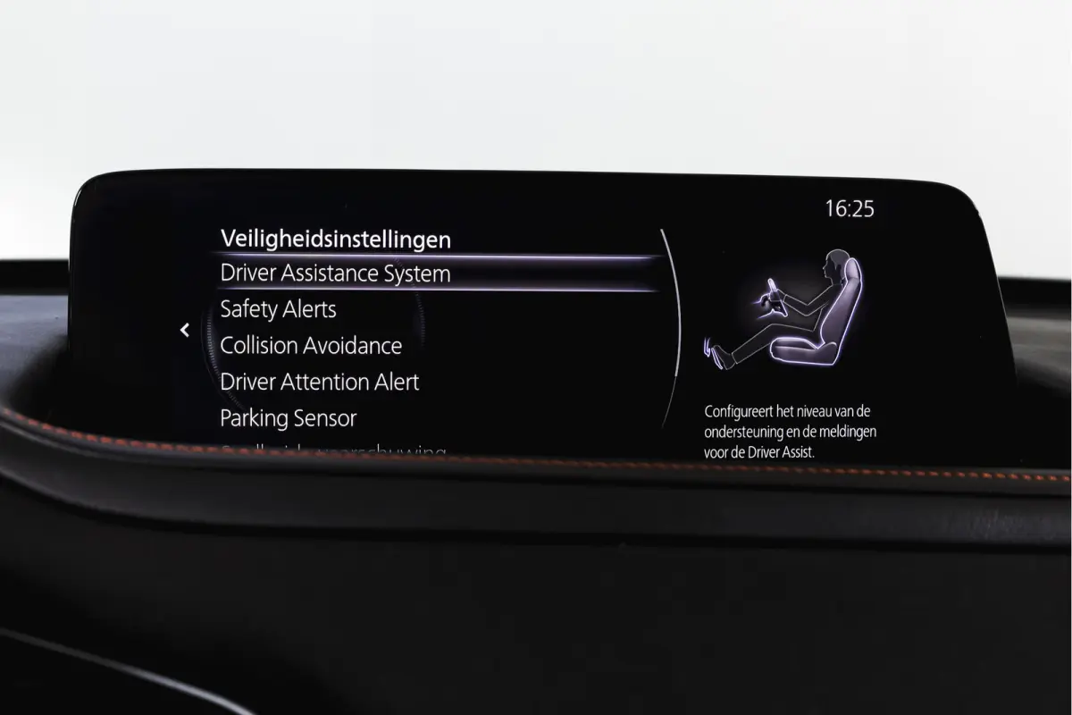 2.0 e-SkyActiv-X 186 PK M Hybrid Nagisa Org. NL. | Adapt. Cruise | Trekhaak | Stoelverw. | PDC | Camera | NAV + App. Connect | ECC | Bose | Elek. Klep | LM 18" |