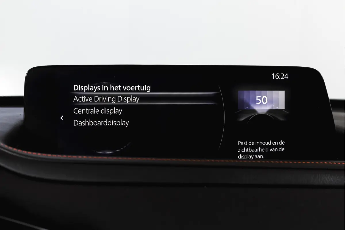 2.0 e-SkyActiv-X 186 PK M Hybrid Nagisa Org. NL. | Adapt. Cruise | Trekhaak | Stoelverw. | PDC | Camera | NAV + App. Connect | ECC | Bose | Elek. Klep | LM 18" |