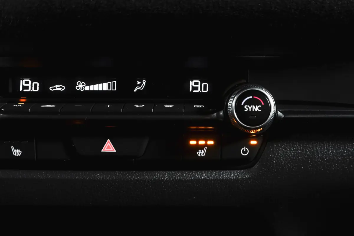 2.0 e-SkyActiv-X 186 PK M Hybrid Nagisa Org. NL. | Adapt. Cruise | Trekhaak | Stoelverw. | PDC | Camera | NAV + App. Connect | ECC | Bose | Elek. Klep | LM 18" |