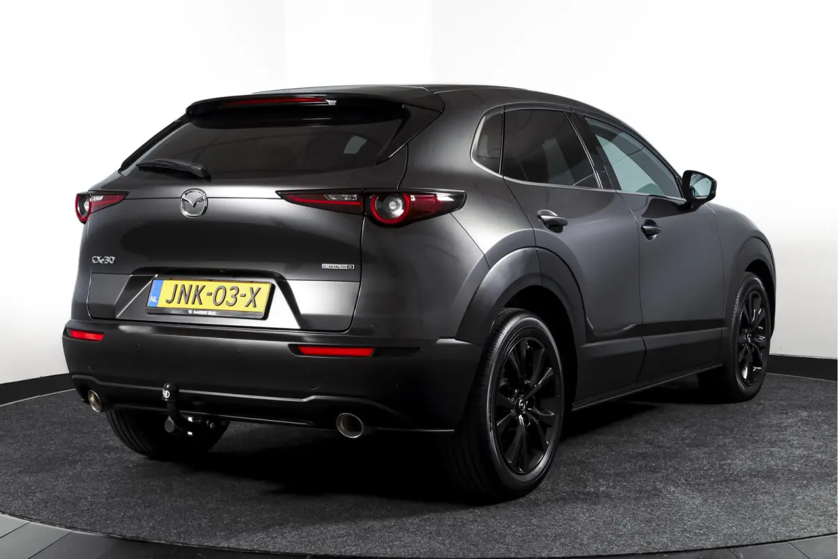 2.0 e-SkyActiv-X 186 PK M Hybrid Nagisa Org. NL. | Adapt. Cruise | Trekhaak | Stoelverw. | PDC | Camera | NAV + App. Connect | ECC | Bose | Elek. Klep | LM 18" |