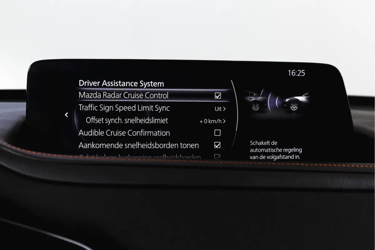 2.0 e-SkyActiv-X 186 PK M Hybrid Nagisa Org. NL. | Adapt. Cruise | Trekhaak | Stoelverw. | PDC | Camera | NAV + App. Connect | ECC | Bose | Elek. Klep | LM 18" |