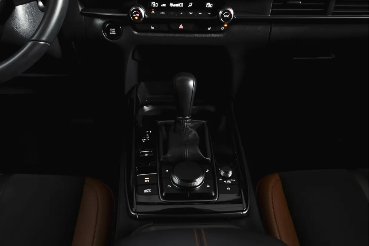 2.0 e-SkyActiv-X 186 PK M Hybrid Nagisa Org. NL. | Adapt. Cruise | Trekhaak | Stoelverw. | PDC | Camera | NAV + App. Connect | ECC | Bose | Elek. Klep | LM 18" |