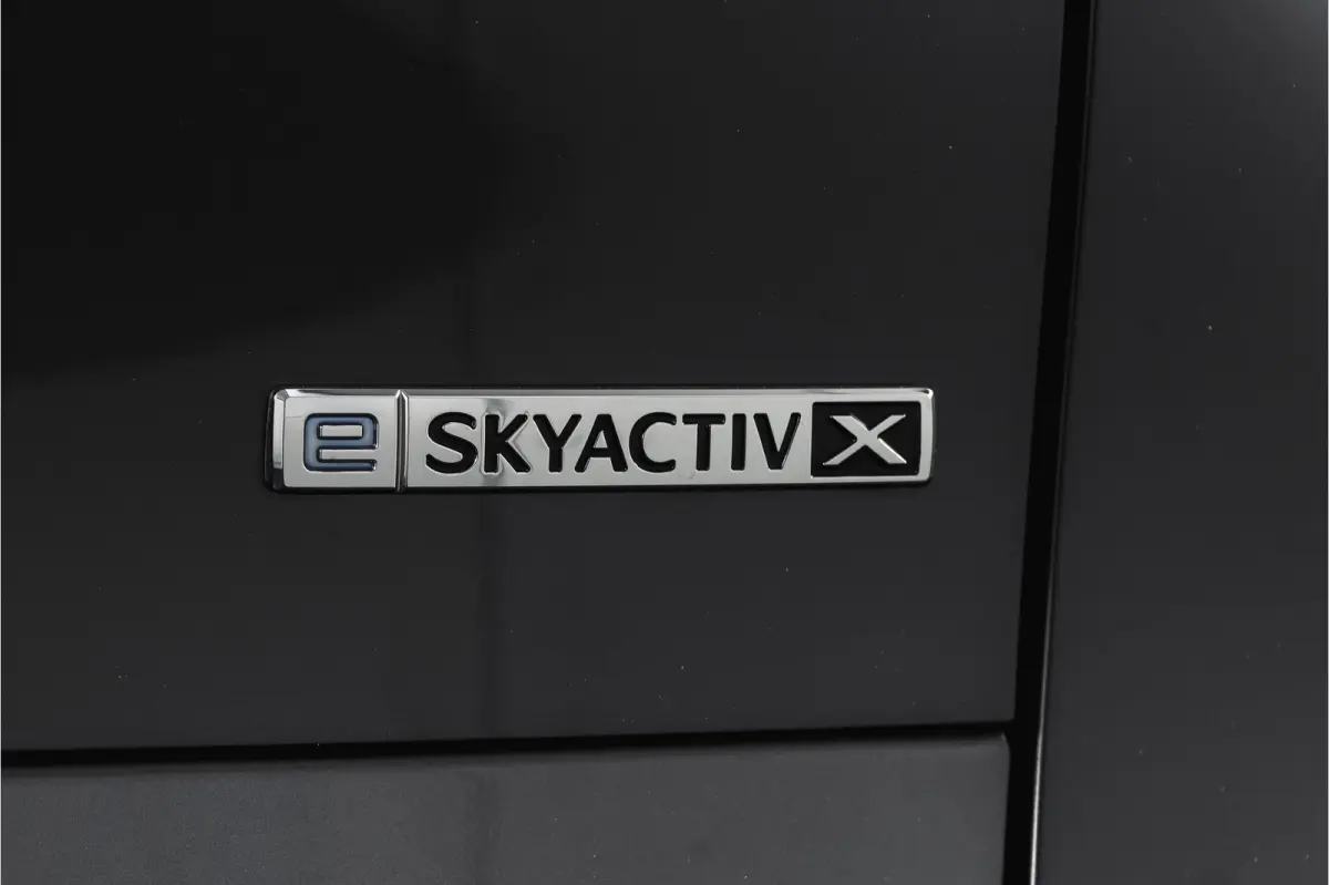2.0 e-SkyActiv-X 186 PK M Hybrid Nagisa Org. NL. | Adapt. Cruise | Trekhaak | Stoelverw. | PDC | Camera | NAV + App. Connect | ECC | Bose | Elek. Klep | LM 18" |