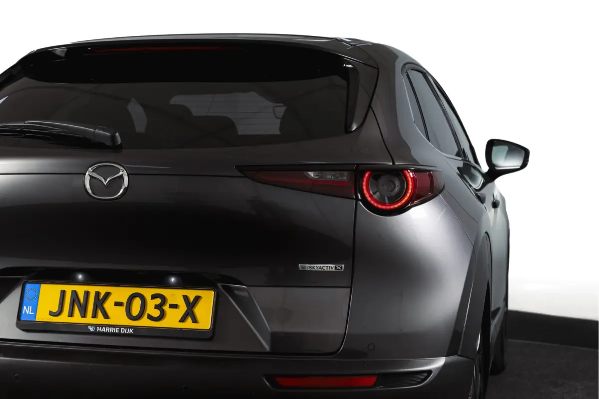 2.0 e-SkyActiv-X 186 PK M Hybrid Nagisa Org. NL. | Adapt. Cruise | Trekhaak | Stoelverw. | PDC | Camera | NAV + App. Connect | ECC | Bose | Elek. Klep | LM 18" |