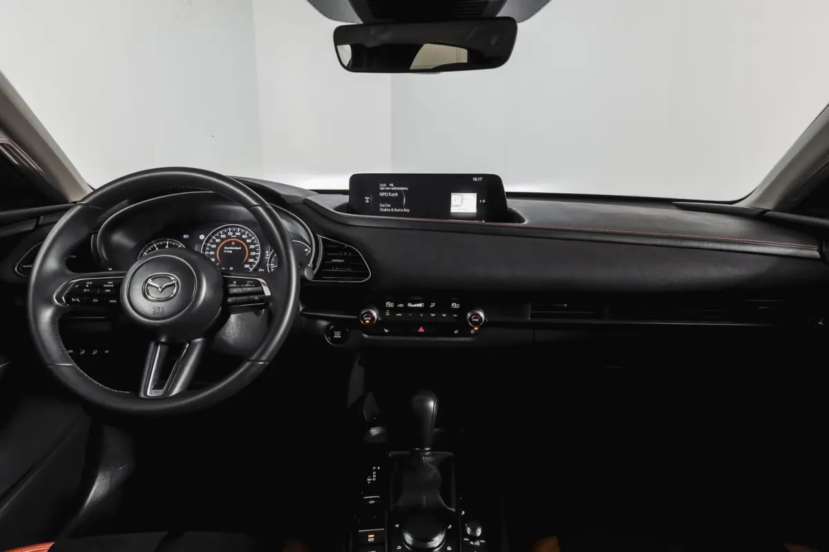 2.0 e-SkyActiv-X 186 PK M Hybrid Nagisa Org. NL. | Adapt. Cruise | Trekhaak | Stoelverw. | PDC | Camera | NAV + App. Connect | ECC | Bose | Elek. Klep | LM 18" |