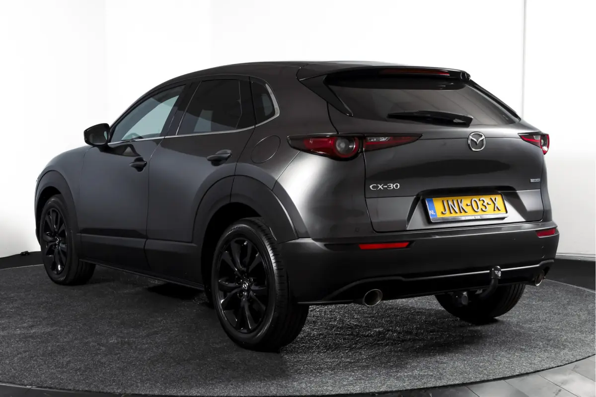 2.0 e-SkyActiv-X 186 PK M Hybrid Nagisa Org. NL. | Adapt. Cruise | Trekhaak | Stoelverw. | PDC | Camera | NAV + App. Connect | ECC | Bose | Elek. Klep | LM 18" |