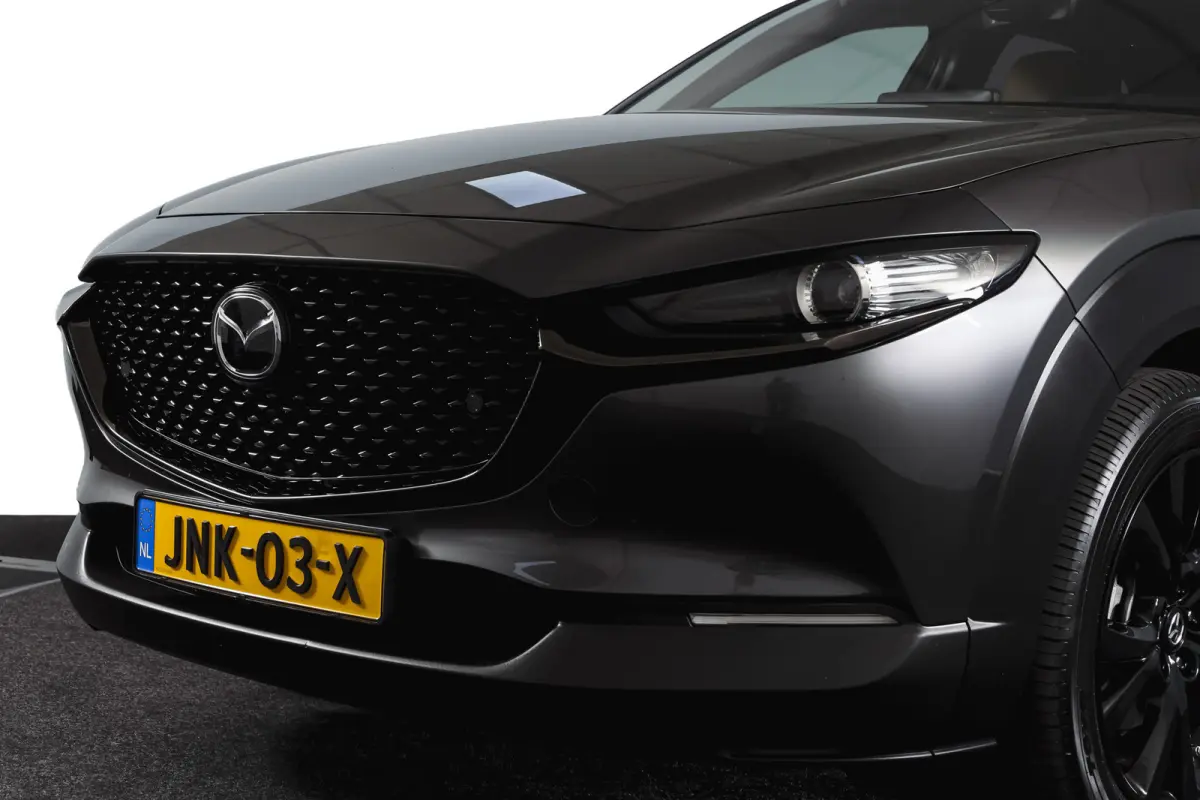 2.0 e-SkyActiv-X 186 PK M Hybrid Nagisa Org. NL. | Adapt. Cruise | Trekhaak | Stoelverw. | PDC | Camera | NAV + App. Connect | ECC | Bose | Elek. Klep | LM 18" |