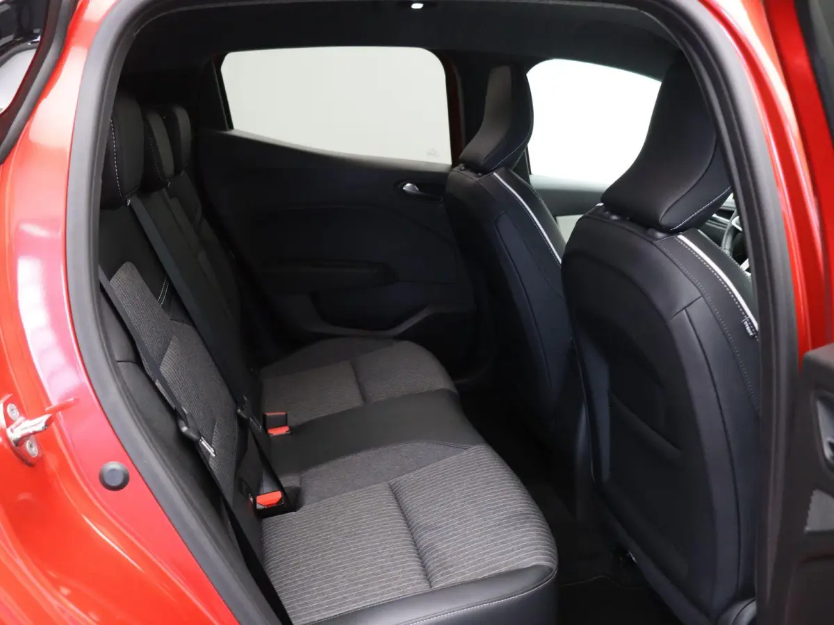 E-Tech Hybrid 145pk Techno | Stoel- en stuurwielverwarming | Navigatie | Apple carplay / Android auto |