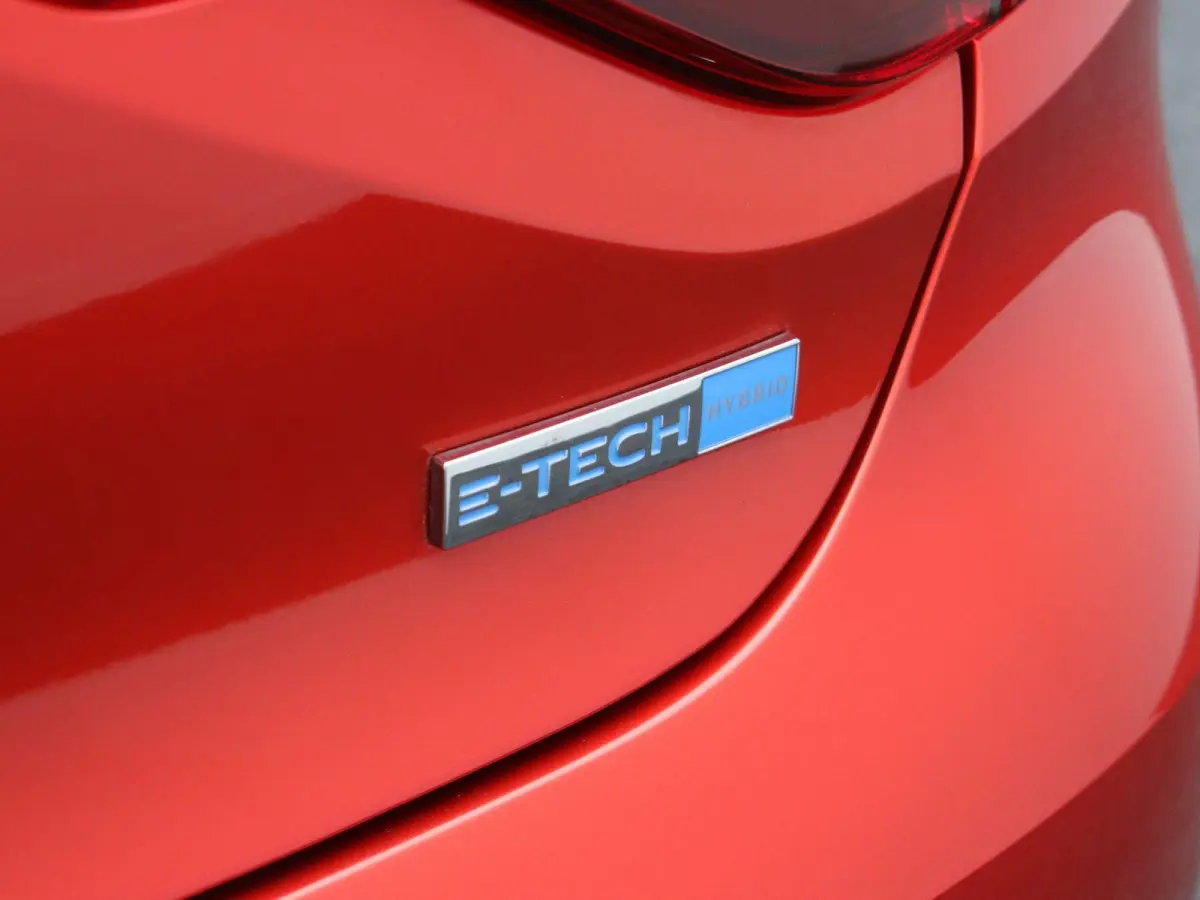 E-Tech Hybrid 145pk Techno | Stoel- en stuurwielverwarming | Navigatie | Apple carplay / Android auto |