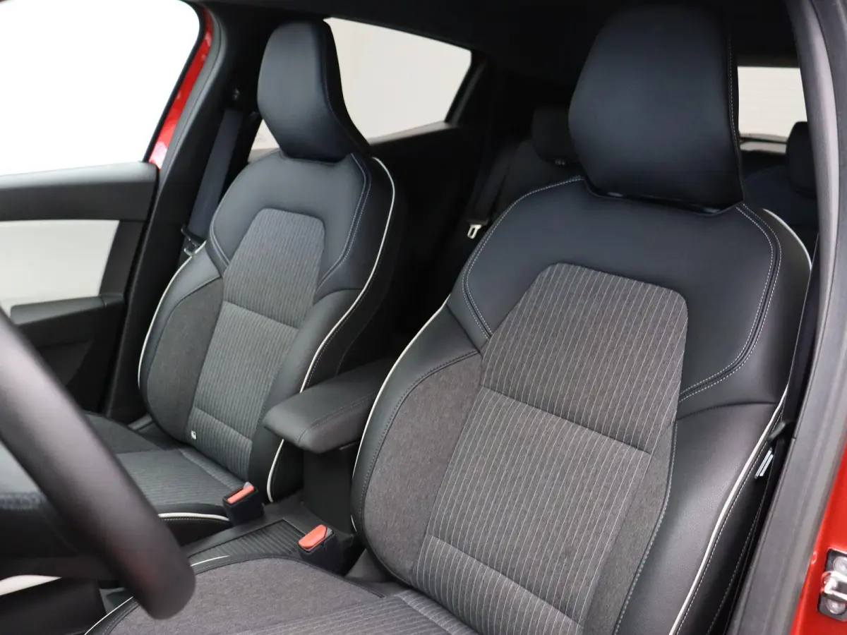 E-Tech Hybrid 145pk Techno | Stoel- en stuurwielverwarming | Navigatie | Apple carplay / Android auto |