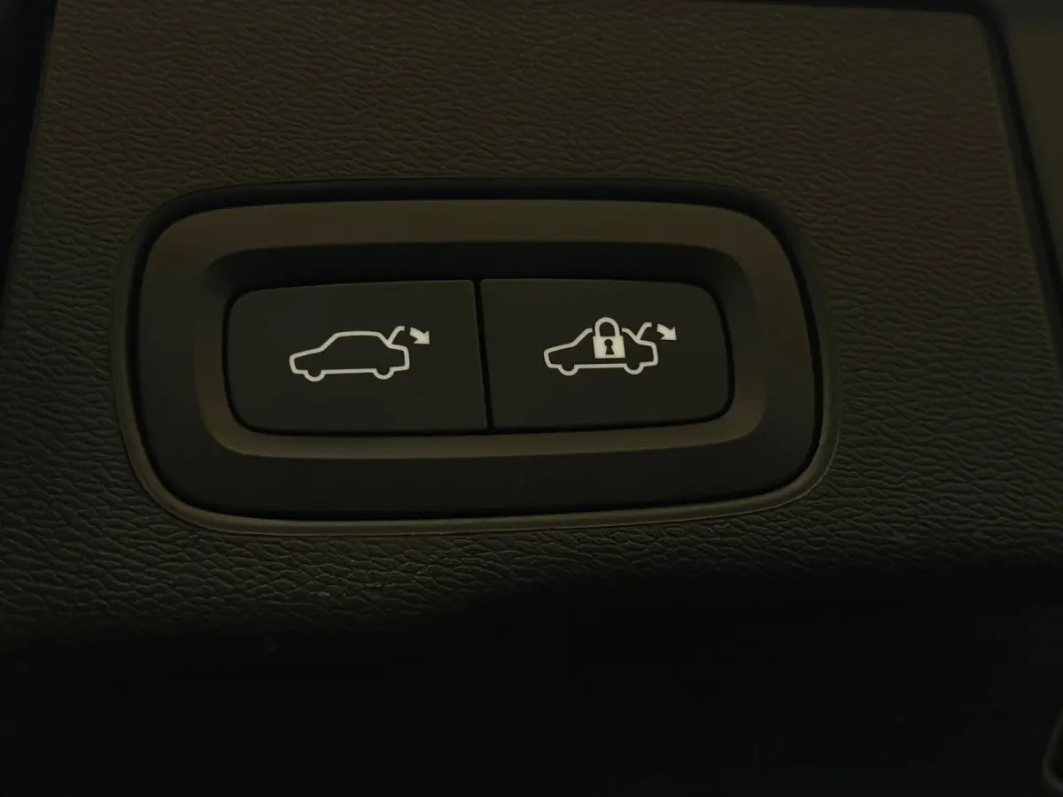 2.0 T6 Plug-in hybrid AWD Ultra Dark Pano Harman Kardon
