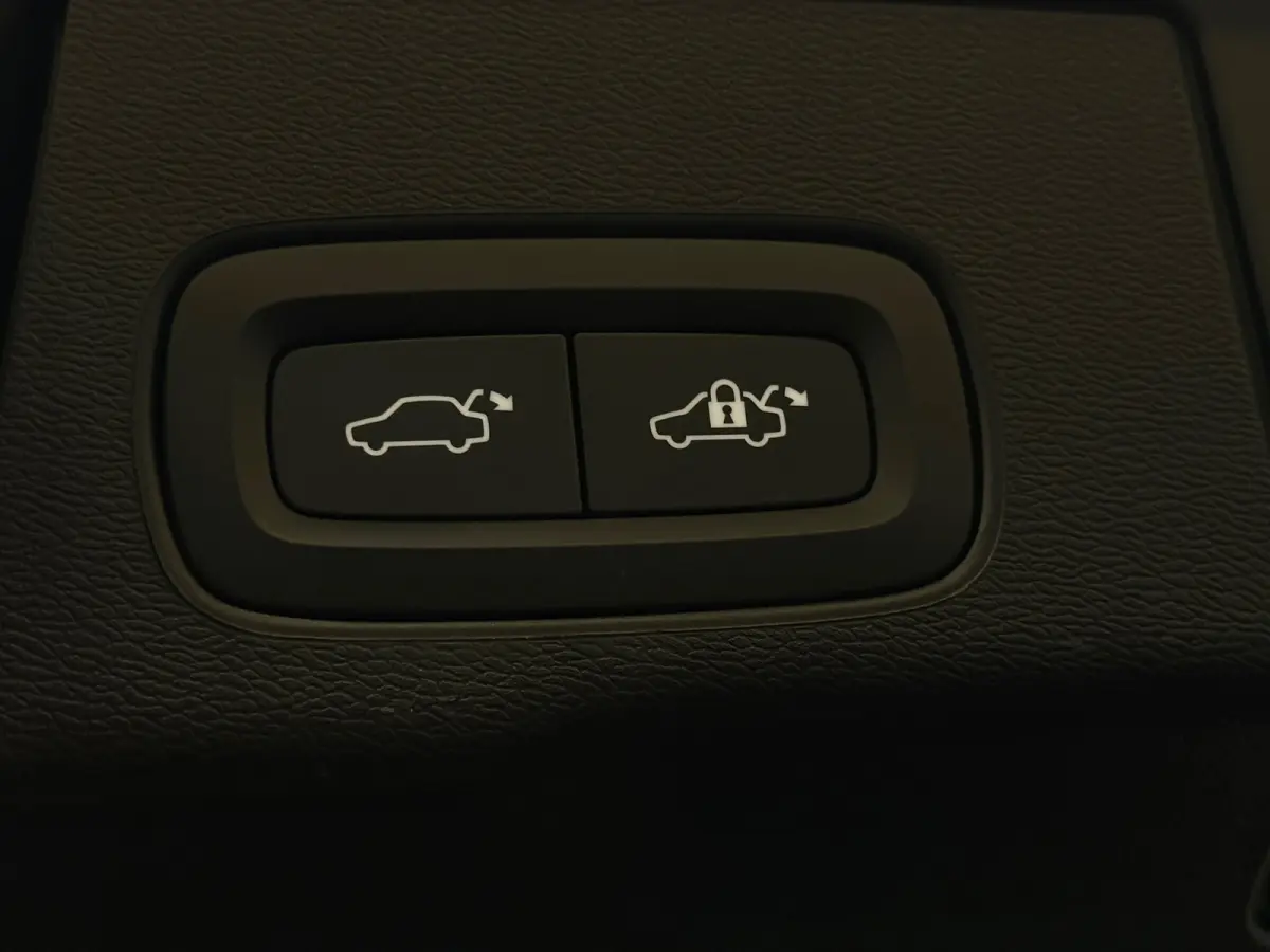 2.0 T6 Plug-in hybrid AWD Ultra Dark Pano ACC Camera
