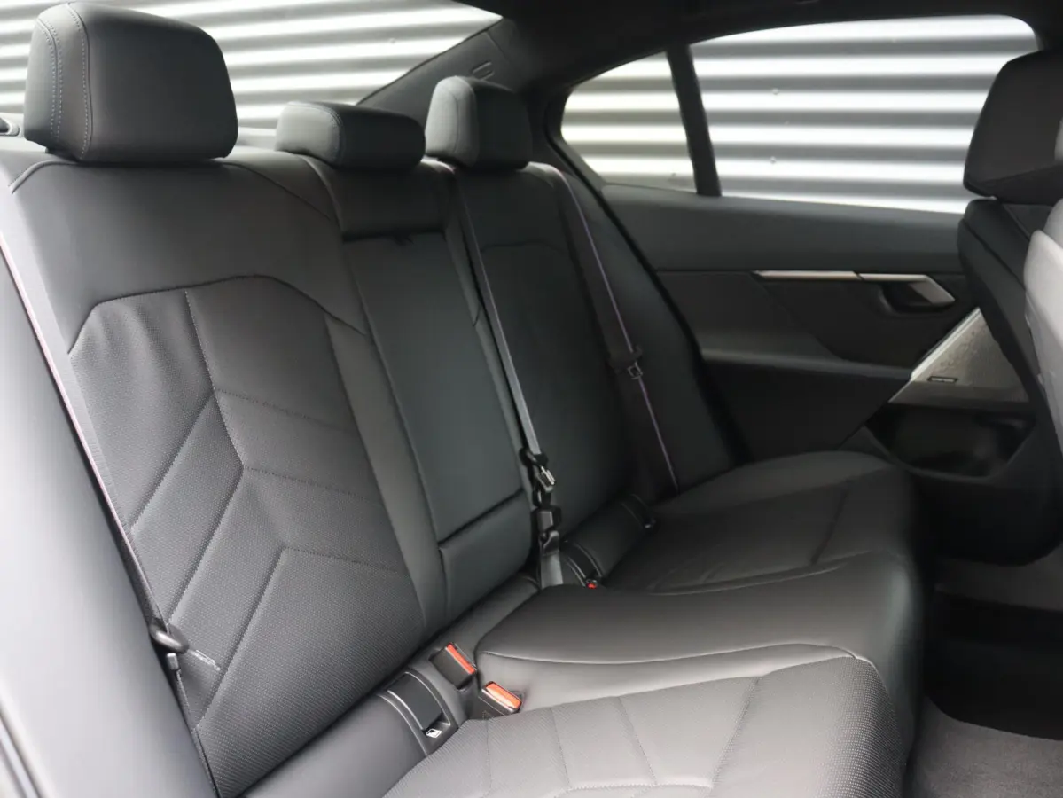 M60 xDrive | SoH 100% | M Sportpakket Pro | Panodak | Head-Up | Trekhaak | Driving Assistant Prof. | Parking Assistant Plus | Stoelventilatie | 21'' M Performance LMV
