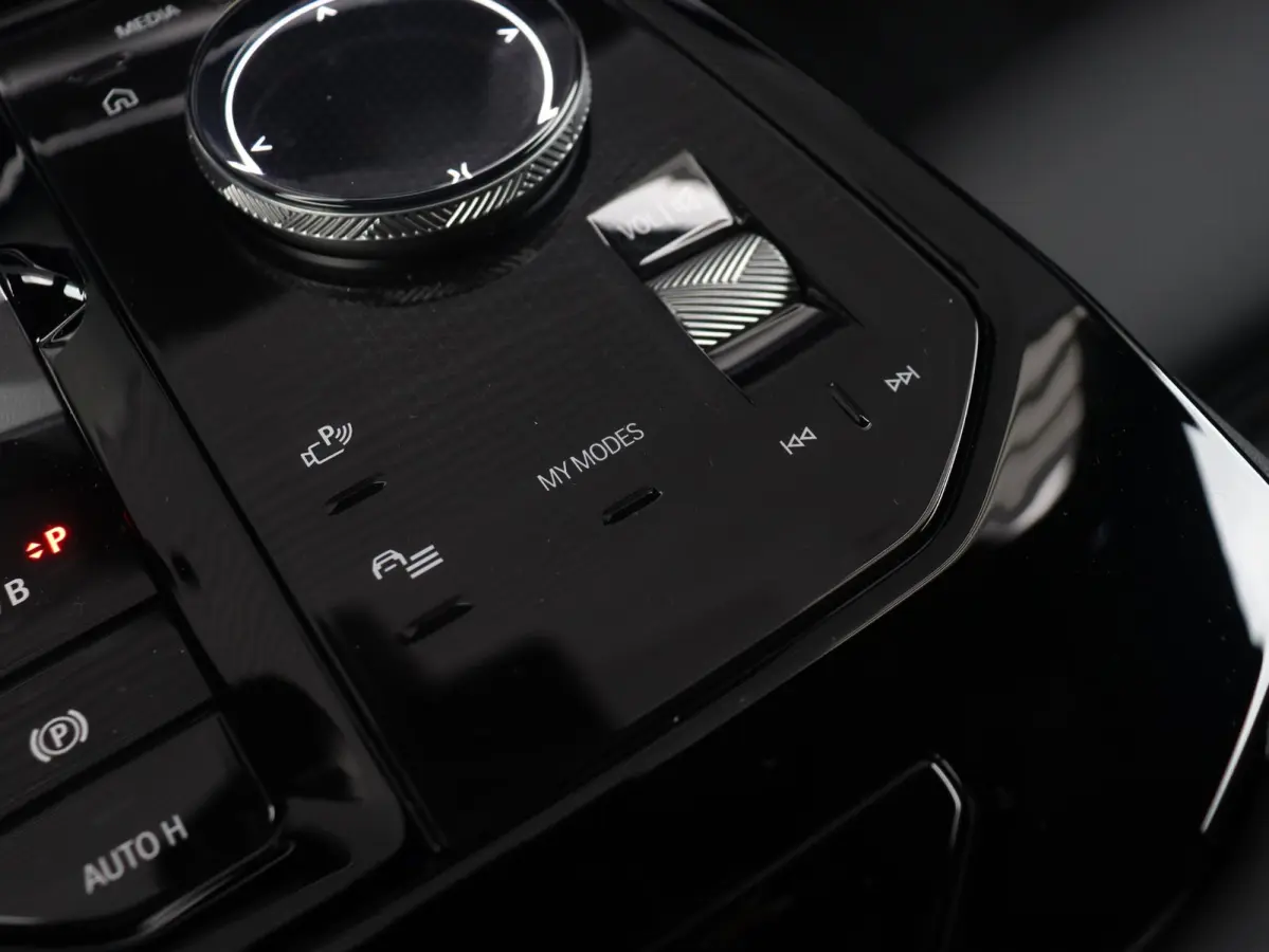 M60 xDrive | SoH 100% | M Sportpakket Pro | Panodak | Head-Up | Trekhaak | Driving Assistant Prof. | Parking Assistant Plus | Stoelventilatie | 21'' M Performance LMV