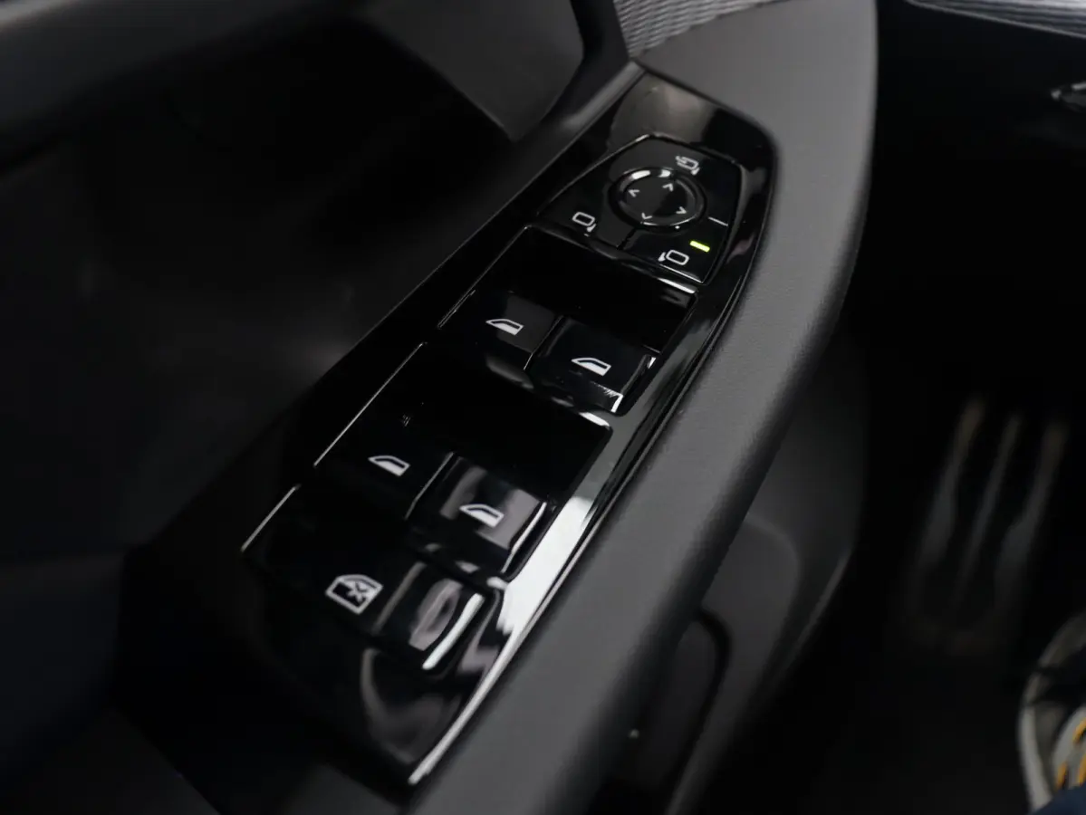 M60 xDrive | SoH 100% | M Sportpakket Pro | Panodak | Head-Up | Trekhaak | Driving Assistant Prof. | Parking Assistant Plus | Stoelventilatie | 21'' M Performance LMV