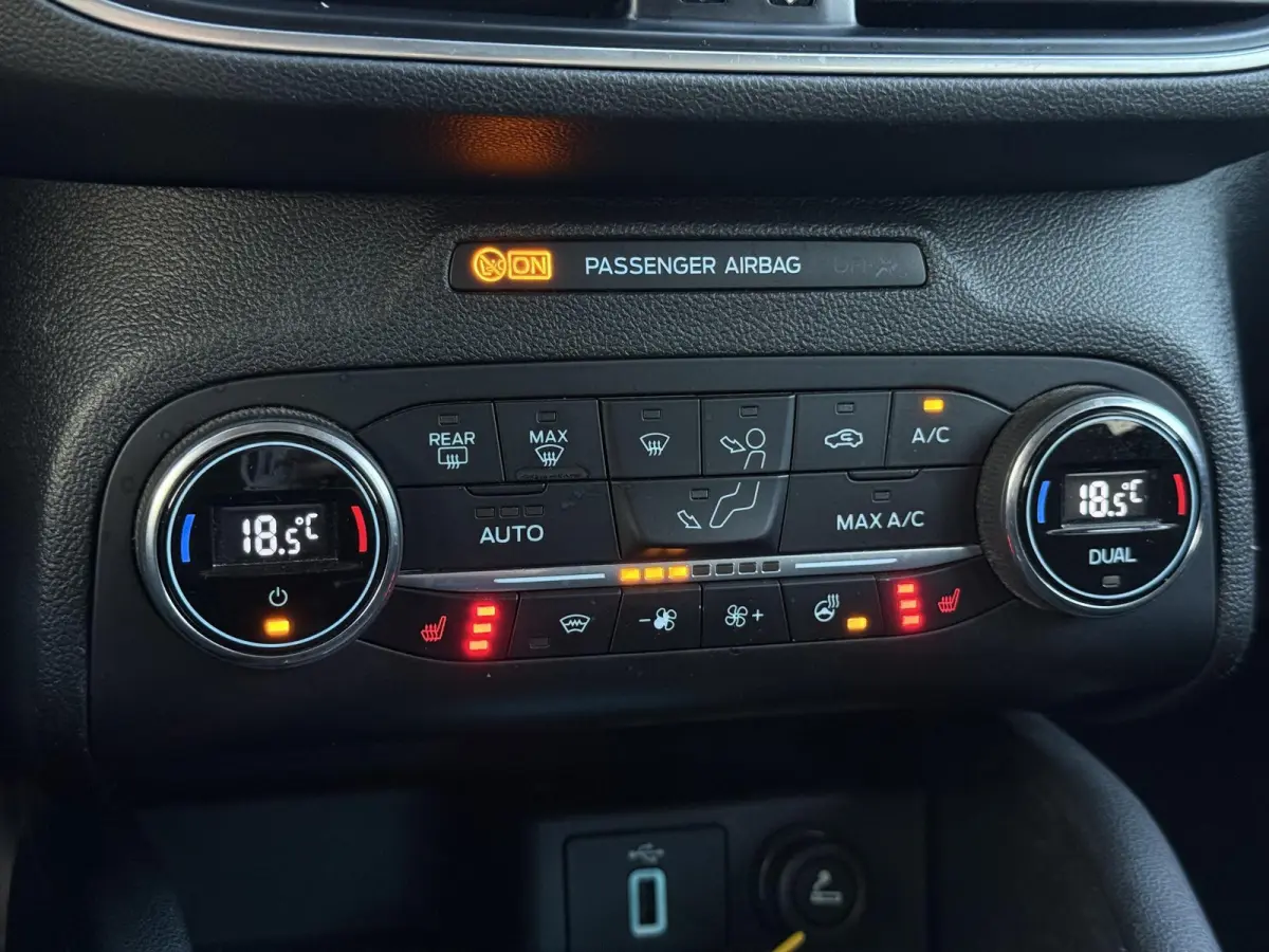 1.0 EcoBoost Titanium Business 2e Eigenaar|Navi|Camera|Trekhaak|Clima|Stoelverwarming|PDC V+A|Carplay|APK tot 04-2027