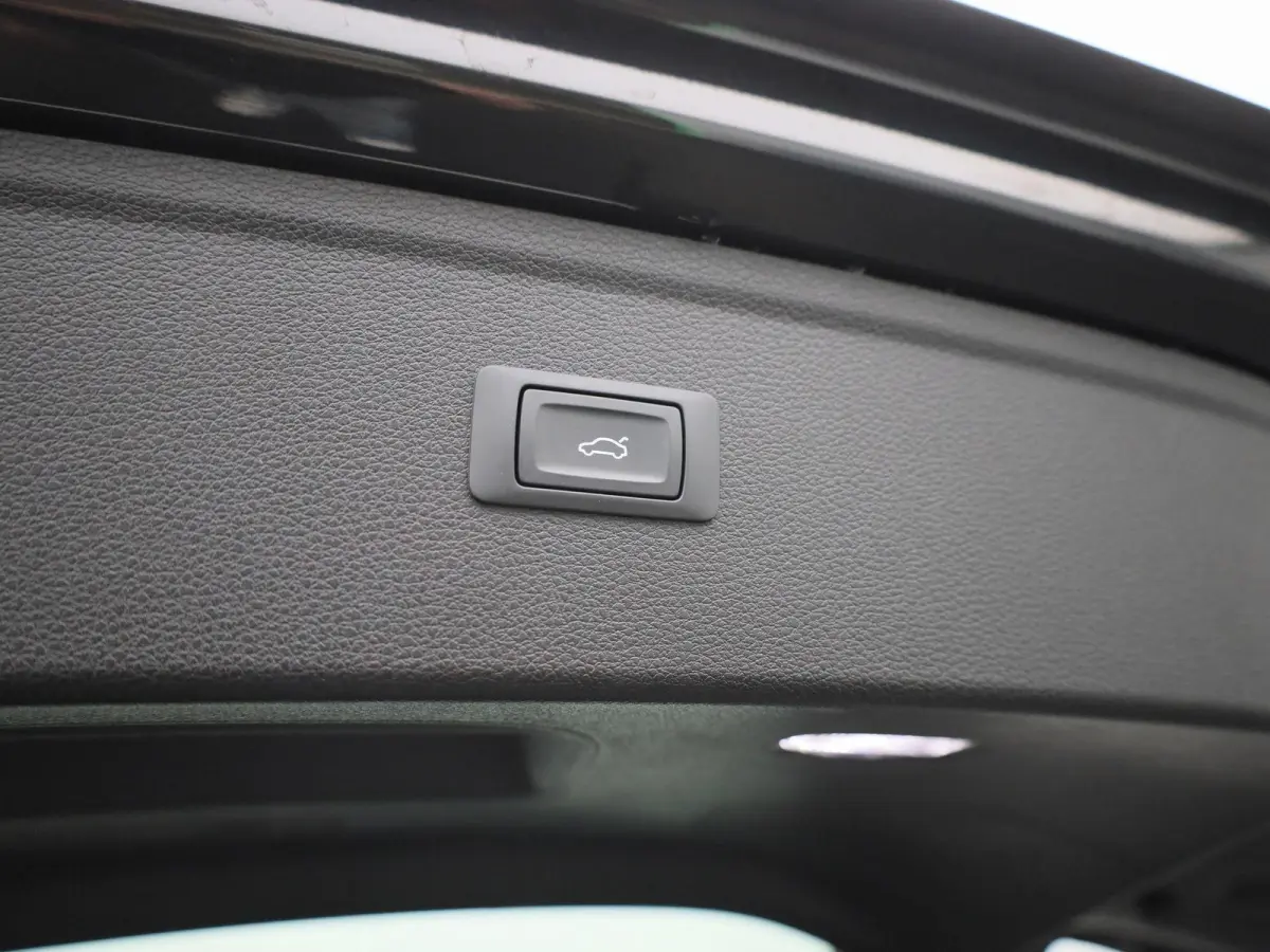 50 TFSI e S edition 299 PK | 360 Camera | Bang & Olufsen | Head-up display | Trekhaak | Elektr. instel. bestuurd.stoel | Stoelverwarming | Dodehoekdetectie | Navigatie | Cruise Control | Cli