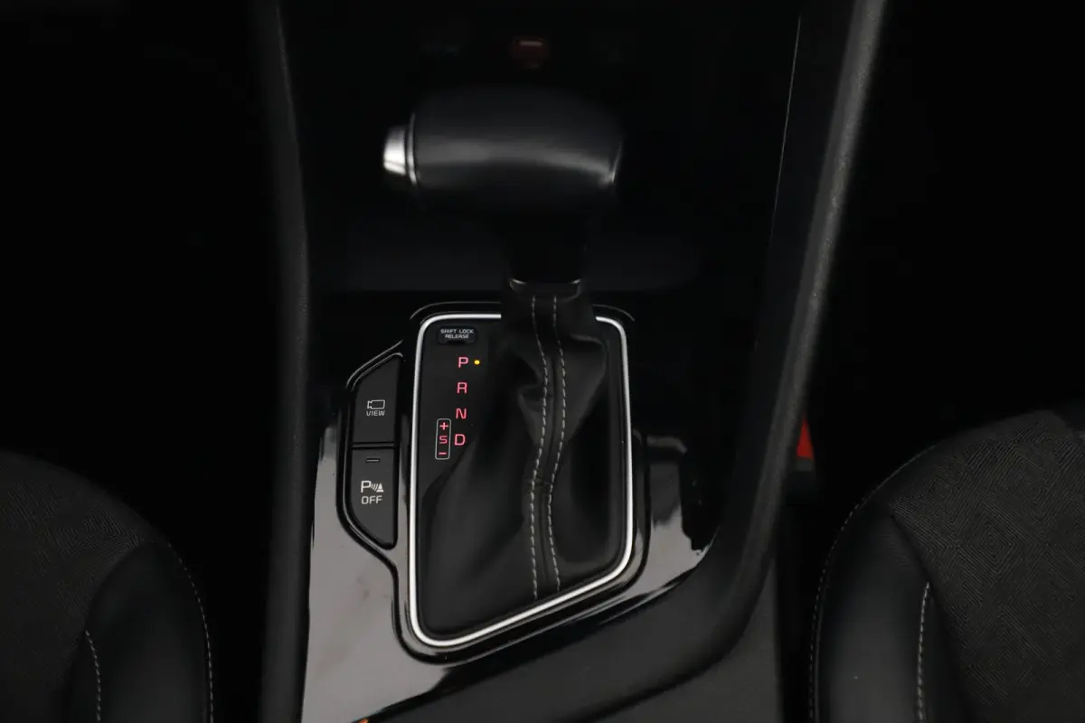 1.6 GDi Hybrid DynamicLine 140PK Automaat 18 inch Half Leder Navigatie Camera Adaptive Cruise Lane Assist Clima Carplay Android
