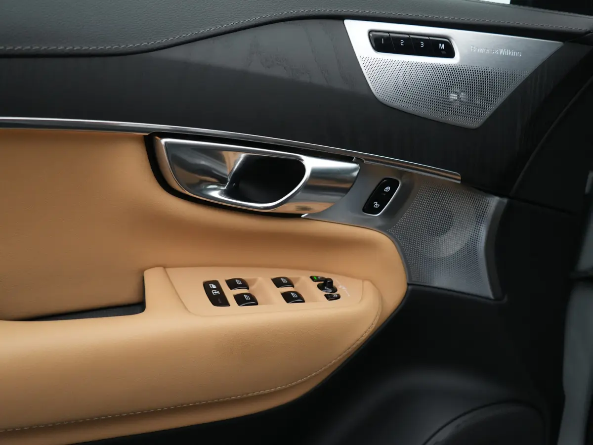 T8 Recharge AWD Ultra Dark | Full Options | Luchtvering | Bowers & Wilkins | 360° | Head-Up | Massage | Ventilatie | Panoramadak | Trekhaak